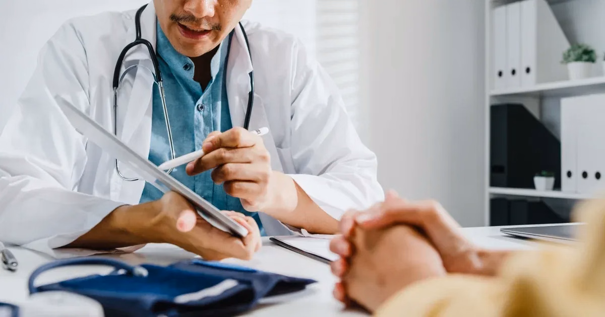 Trẻ sơ sinh được điều trị vàng da bệnh lý bằng liệu pháp quang trị liệu chiếu đèn xanh chuyên dụng tại bệnh viện
