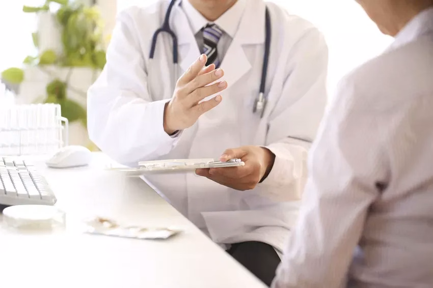 Bác sĩ chuyên khoa thần kinh đang tư vấn và giải thích kết quả khám bệnh cho bệnh nhân