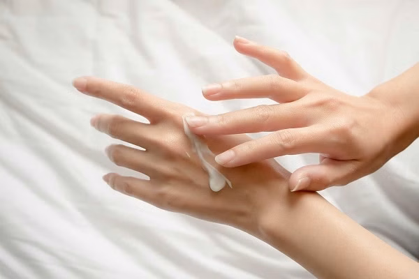 Thoa kem dưỡng ẩm giúp phục hồi hàng rào bảo vệ da cho người bệnh chàm