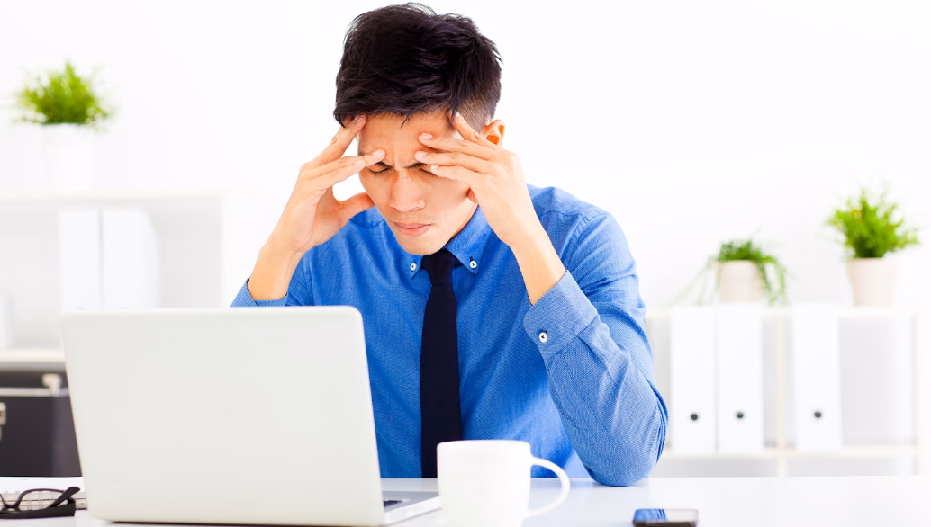 Người bệnh ngồi nghỉ ngơi tại không gian yên tĩnh khi xuất hiện cơn hoa mắt chóng mặt