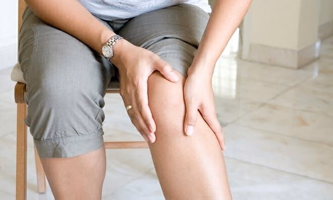 Tình trạng đau nhức và khó chịu tại khớp gối khi ngồi hoặc di chuyển