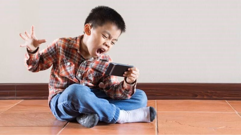 Trẻ có biểu hiện khó tập trung và ngọ nguậy không yên trong giờ học tập tại trường lớp
