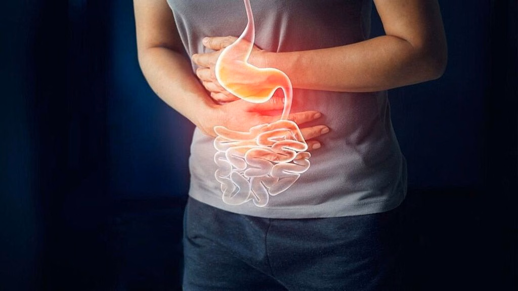 Bác sĩ chuyên khoa thực hiện kỹ thuật nội soi dạ dày ống mềm để tầm soát tổn thương