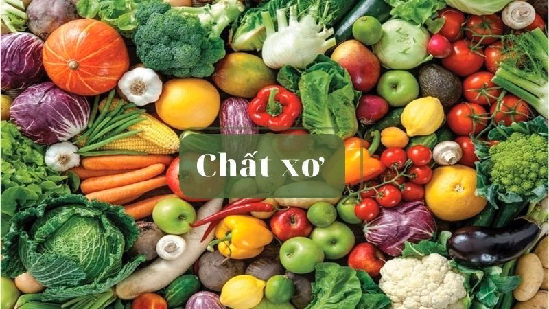 Bác sĩ thực hiện siêu âm ổ bụng để kiểm tra và chẩn đoán sỏi mật cho người bệnh