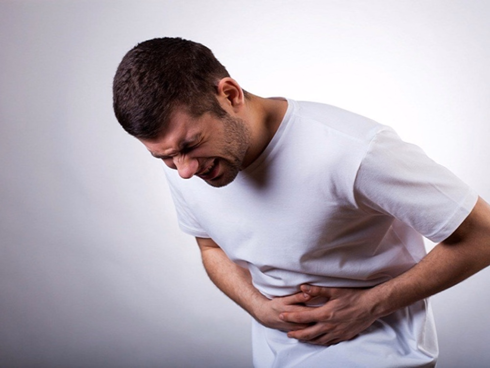 Bệnh nhân bị đau quặn bụng và rối loạn tiêu hóa khi mắc bệnh lỵ amip