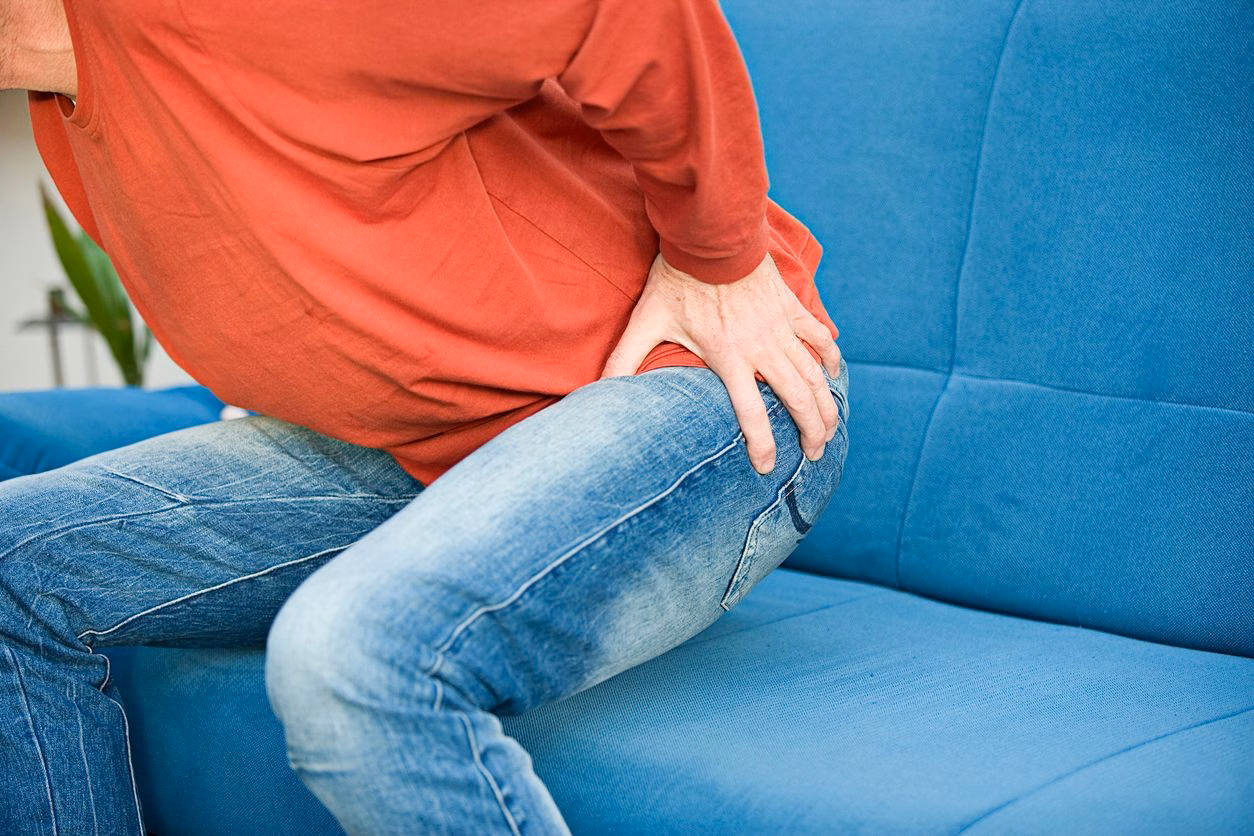 Minh họa các vị trí đau thường gặp của thoái hóa khớp háng lan từ nếp bẹn xuống đùi và khớp gối