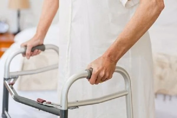 Người cao tuổi tập vật lý trị liệu hỗ trợ phục hồi khả năng thăng bằng do liệt trên nhân tiến triển