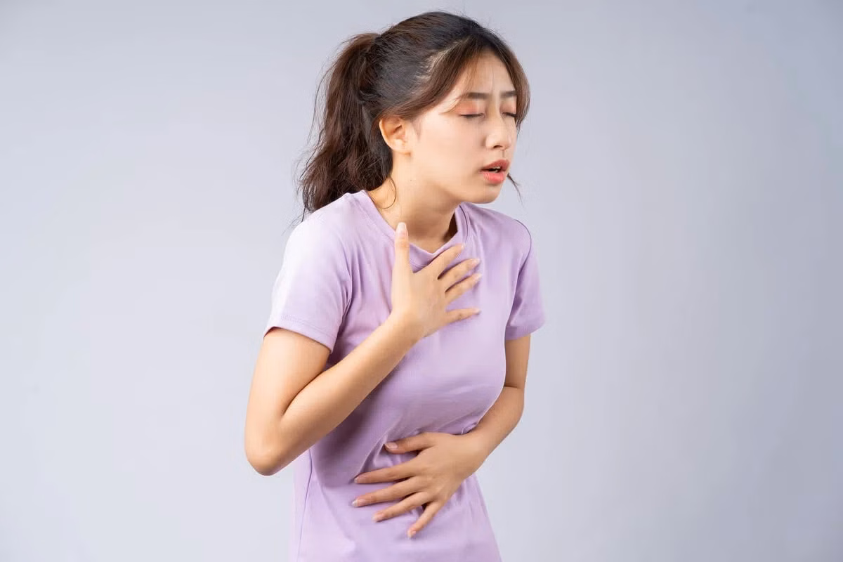 Bác sĩ tiến hành nội soi thực quản dạ dày tá tràng nhằm kiểm tra niêm mạc và phát hiện tổn thương viêm loét