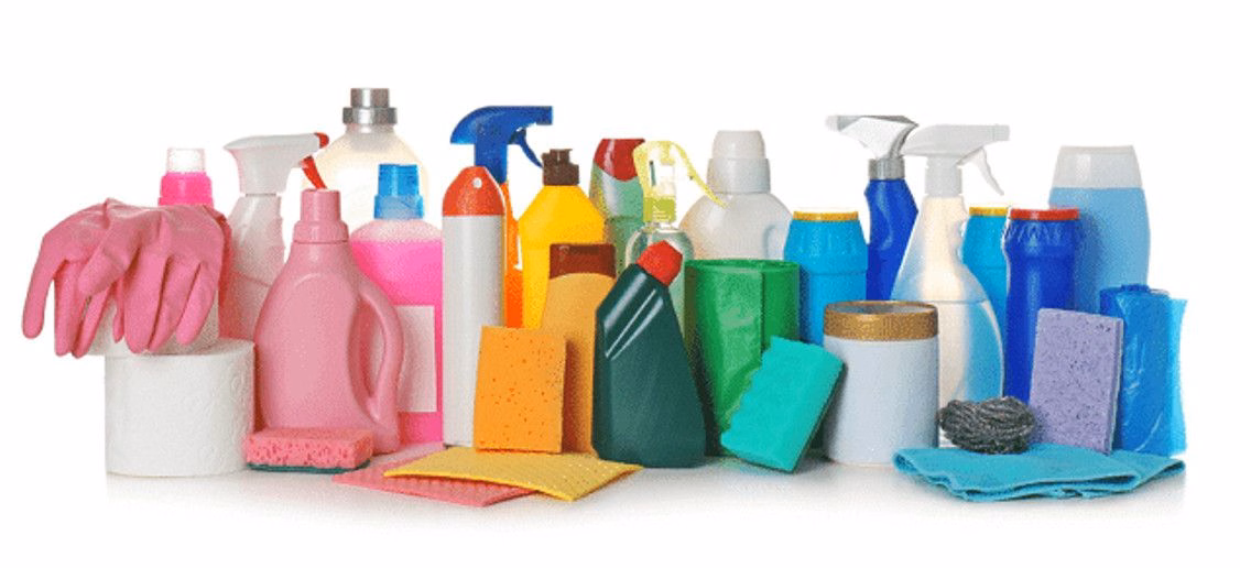 Bác sĩ chuyên khoa da liễu thăm khám và đánh giá tổn thương viêm da tiếp xúc cho người bệnh