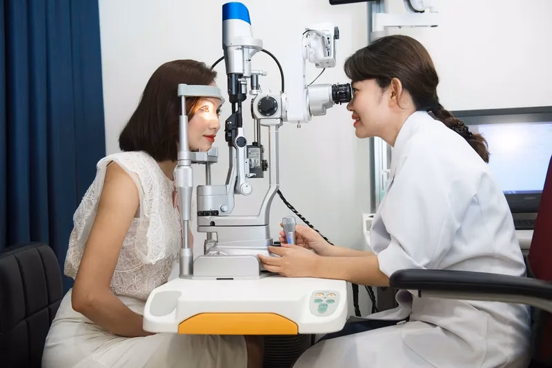 Bác sĩ nhãn khoa kiểm tra bề mặt giác mạc và đo bản đồ địa hình giác mạc cho người bệnh