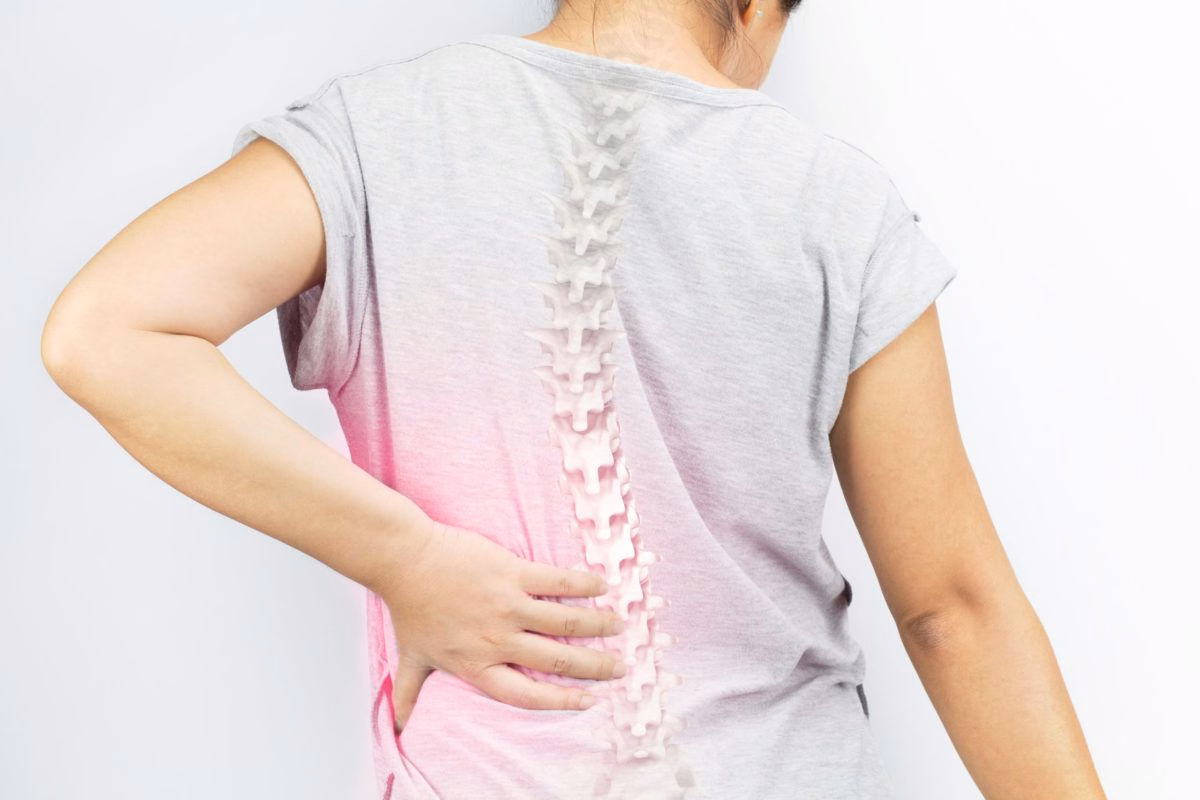 Bác sĩ chuyên khoa chấn thương chỉnh hình thăm khám và đánh giá tầm vận động cột sống cho người bệnh