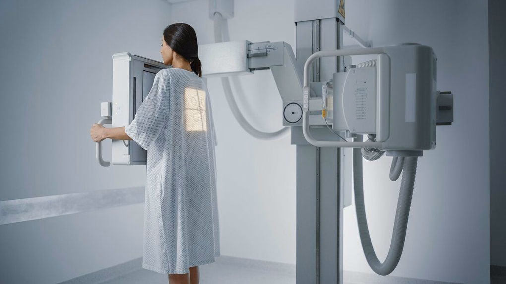 Bác sĩ chuyên khoa cơ xương khớp thăm khám cột sống cho người bệnh