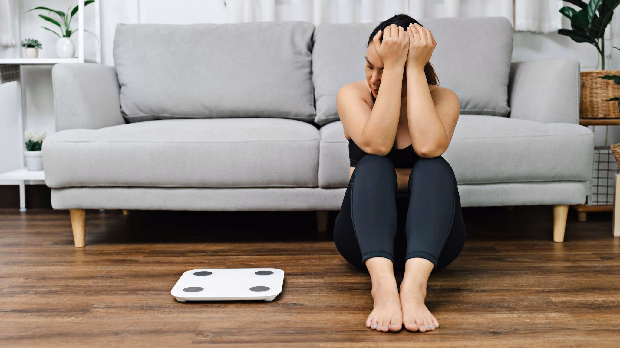 Bác sĩ chuyên khoa nội tiết thăm khám vùng cổ nhằm phát hiện bướu cổ và thay đổi kích thước tuyến giáp