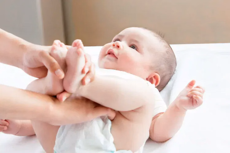 Bác sĩ chuyên khoa thăm khám lâm sàng vùng bẹn bìu cho trẻ sơ sinh nhằm phát hiện sớm tinh hoàn lạc chỗ