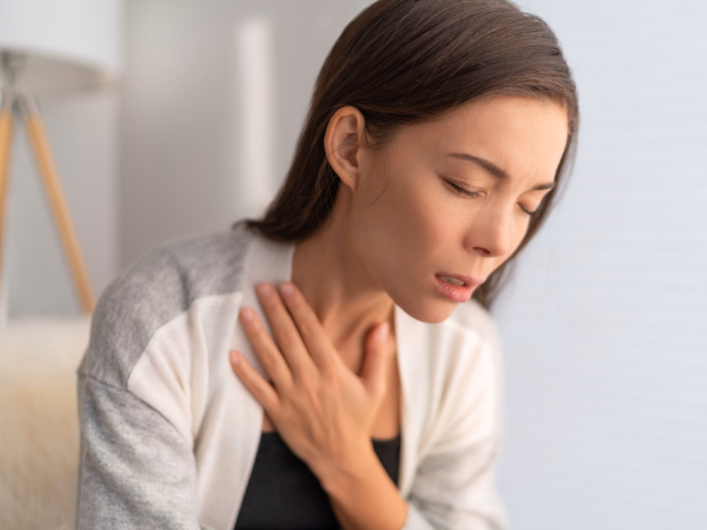 Người bệnh có triệu chứng khó thở và tức ngực đang được hỗ trợ thở bằng ống thông mũi