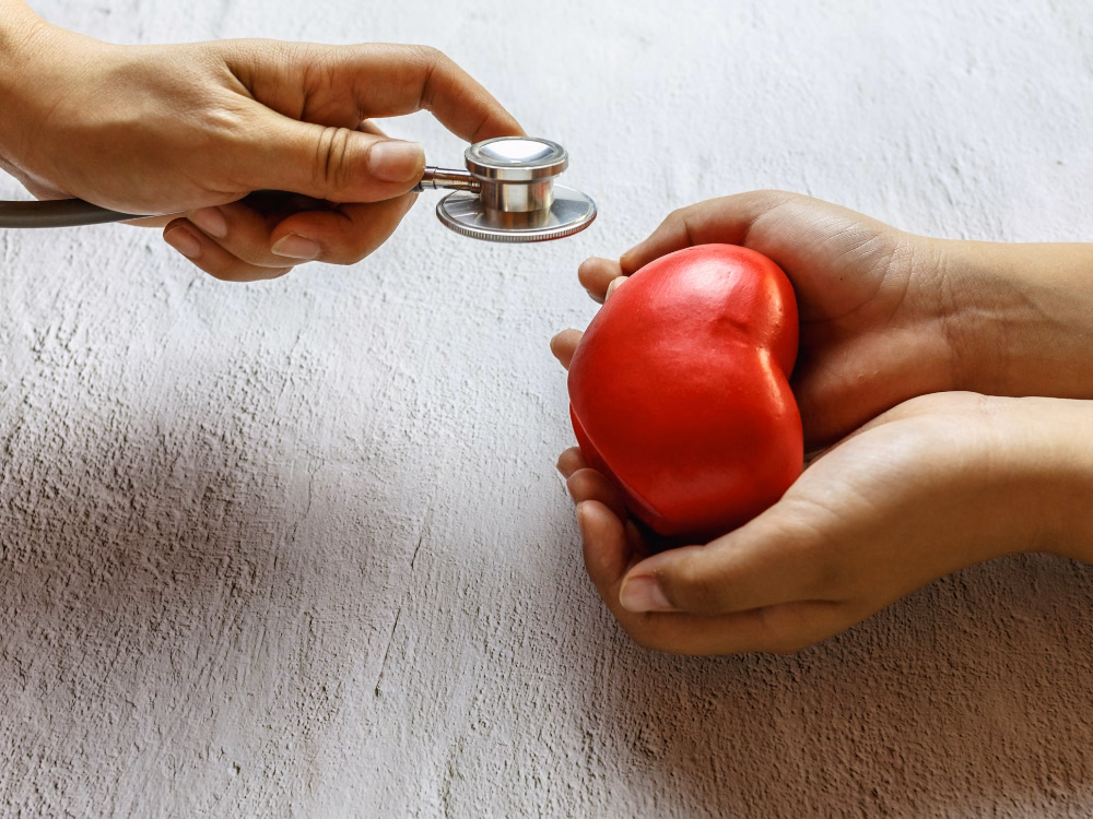 Bác sĩ tim mạch thăm khám theo dõi triệu chứng khó thở và huyết áp cho người bệnh