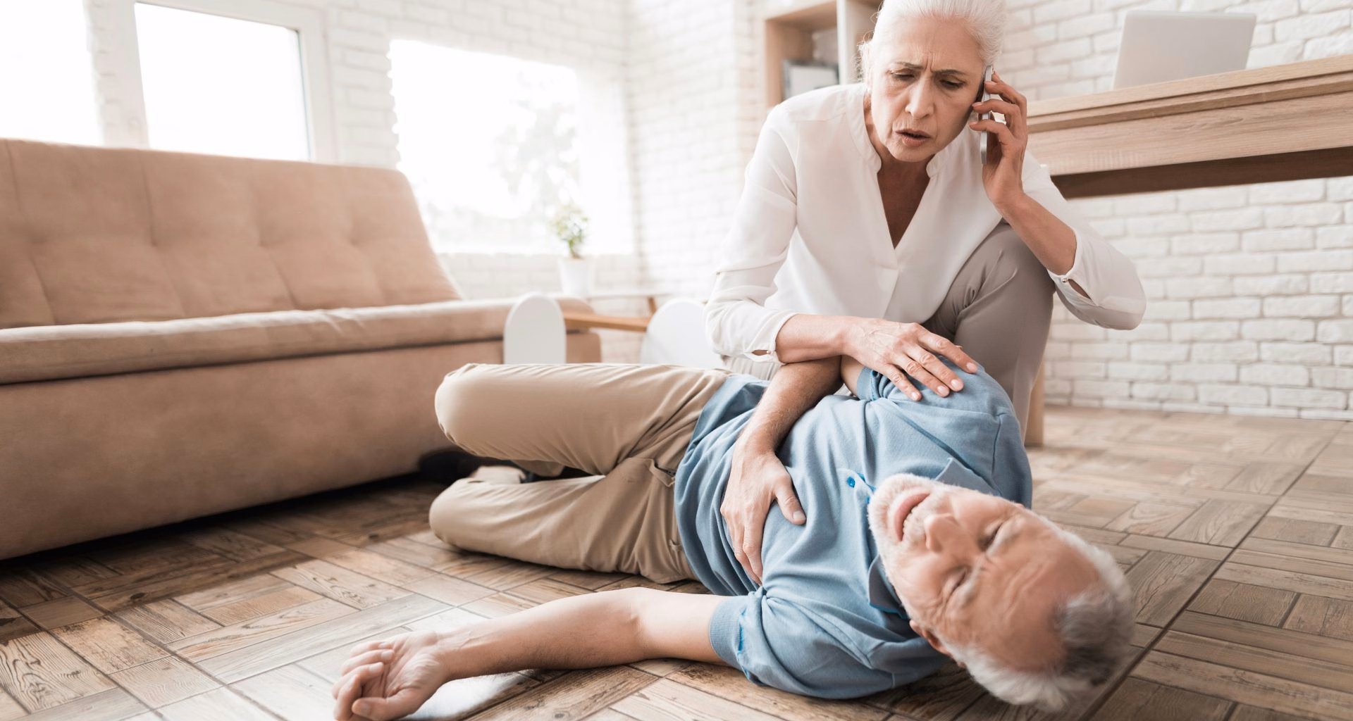 Bác sĩ chuyên khoa hướng dẫn bệnh nhân tập phục hồi chức năng vận động cho tay và chân bị liệt