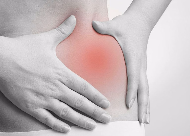 Người bệnh bị đau cứng vùng háng và đùi khi vận động do hẹp khe khớp háng