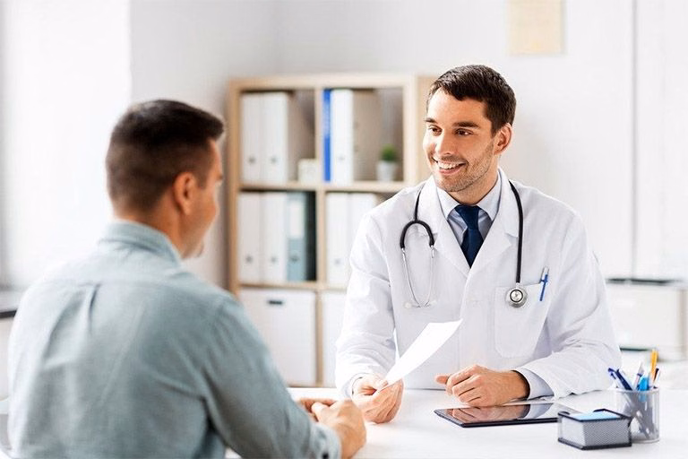 Bác sĩ đang tư vấn và thăm khám sức khỏe nam khoa cho bệnh nhân