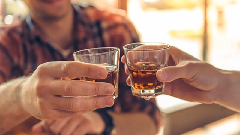 Bác sĩ chuyên khoa tiêu hóa đang thăm khám và tư vấn chế độ dinh dưỡng cho người bệnh viêm tụy mạn