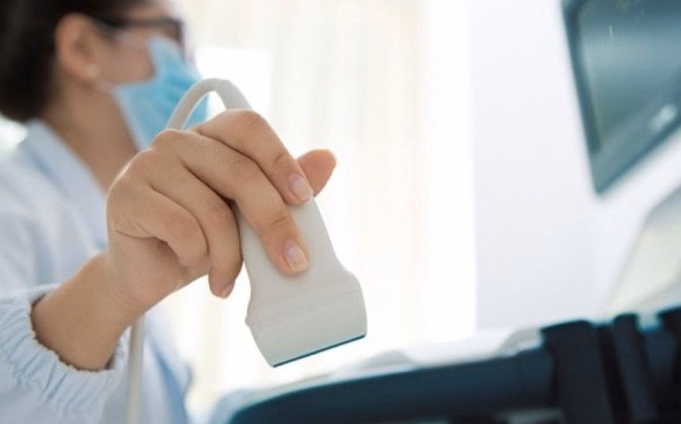 Bác sĩ chuyên khoa thăm khám lâm sàng và tư vấn điều trị viêm mào tinh hoàn