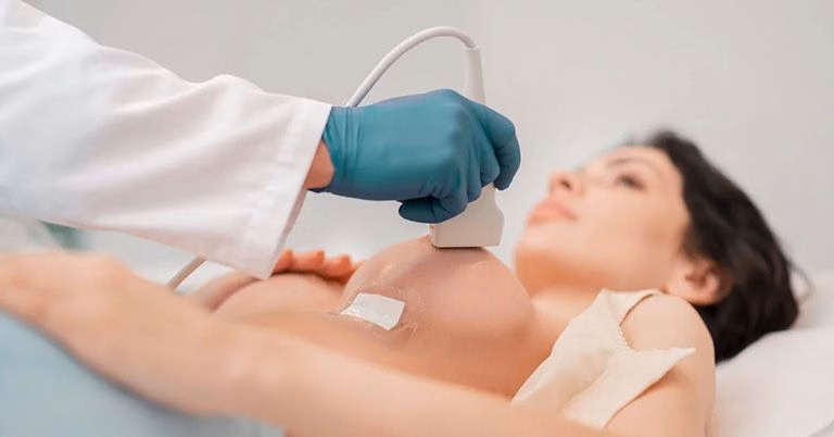 Bác sĩ kiểm tra và hướng dẫn chăm sóc bầu ngực đúng cách để phòng ngừa viêm tuyến vú