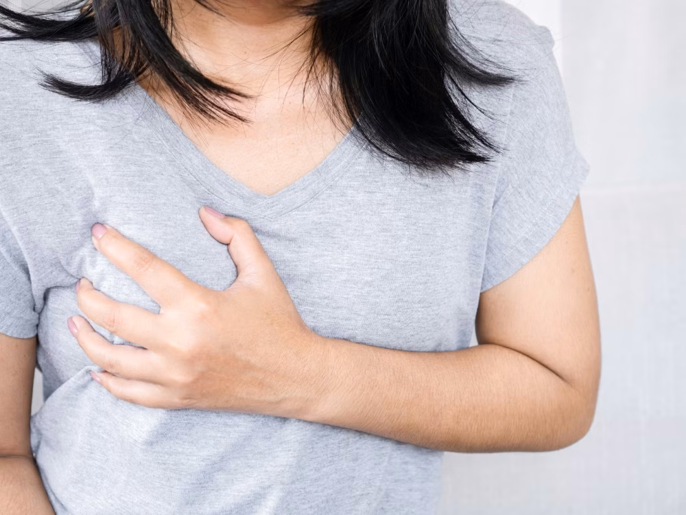 Bác sĩ chuyên khoa thực hiện kỹ thuật siêu âm tuyến vú để đánh giá kích thước và cấu trúc nang vú