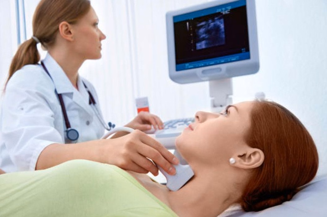 Bác sĩ chuyên khoa thực hiện siêu âm tuyến giáp nhằm kiểm tra kích thước và cấu trúc bướu