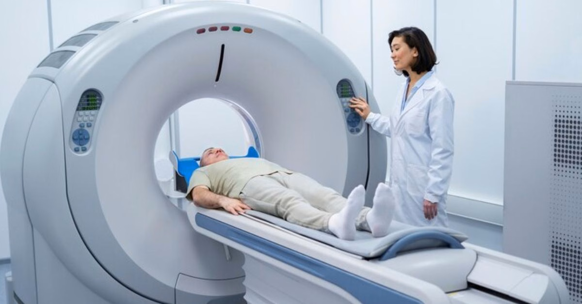 Bác sĩ chuyên khoa nội tiết thăm khám và tư vấn điều trị cho người bệnh suy tuyến yên