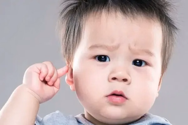 Nhân viên y tế lấy mẫu xét nghiệm máu và nước tiểu nhằm đánh giá nồng độ kali và điện giải