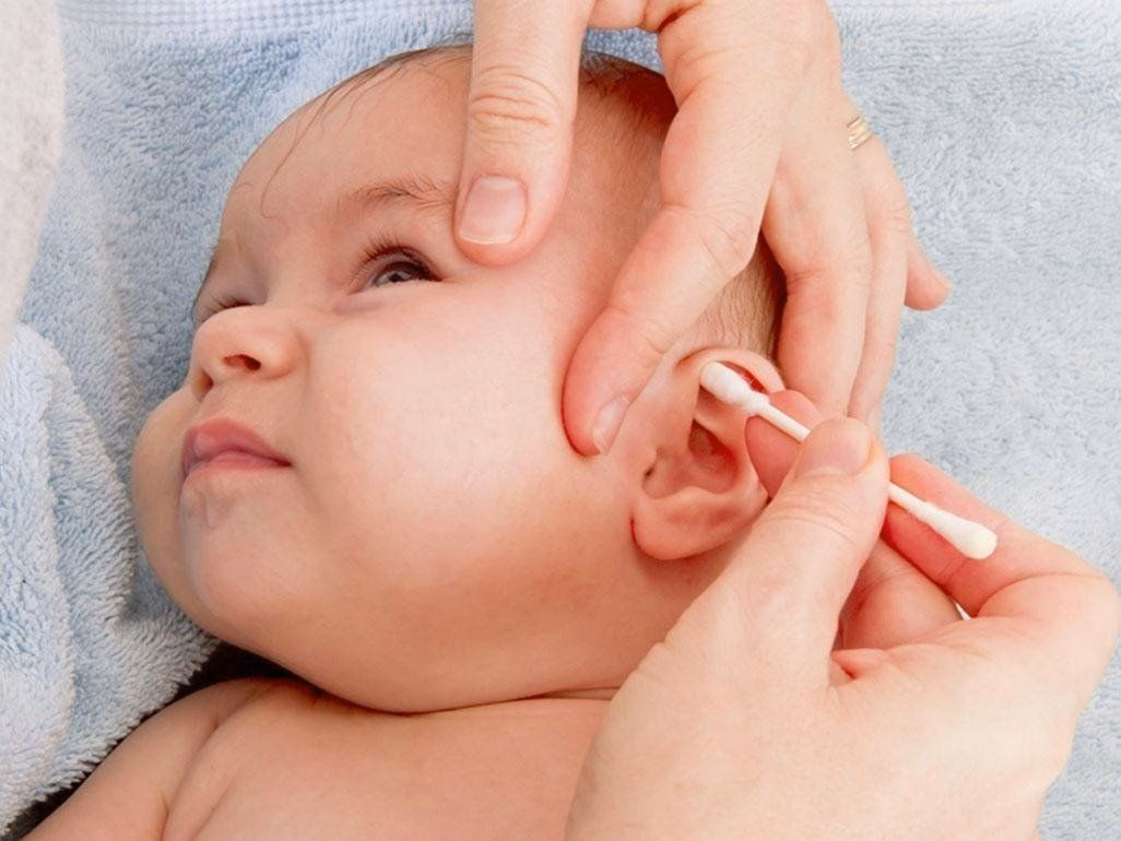 Hình ảnh nội soi màng nhĩ bị sung huyết đỏ và ứ đọng dịch mủ trong viêm tai giữa