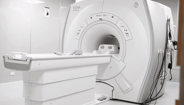 Bác sĩ phân tích hình ảnh chụp cắt lớp vi tính và cộng hưởng từ sọ não để chẩn đoán nhũn não