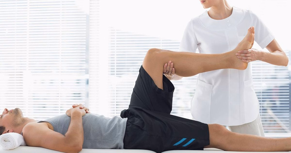 Bác sĩ chuyên khoa thăm khám và tư vấn các phương pháp tập phục hồi chức năng vận động cho bệnh nhân viêm khớp dạng thấp