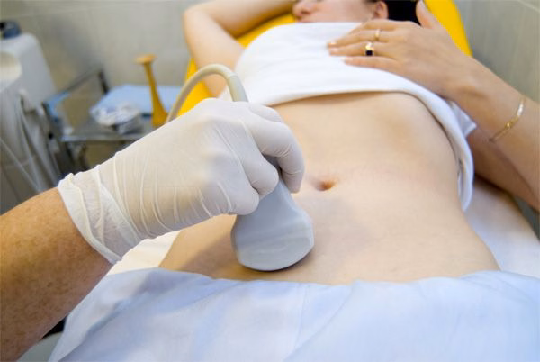 Bác sĩ thực hiện siêu âm vùng bụng dưới