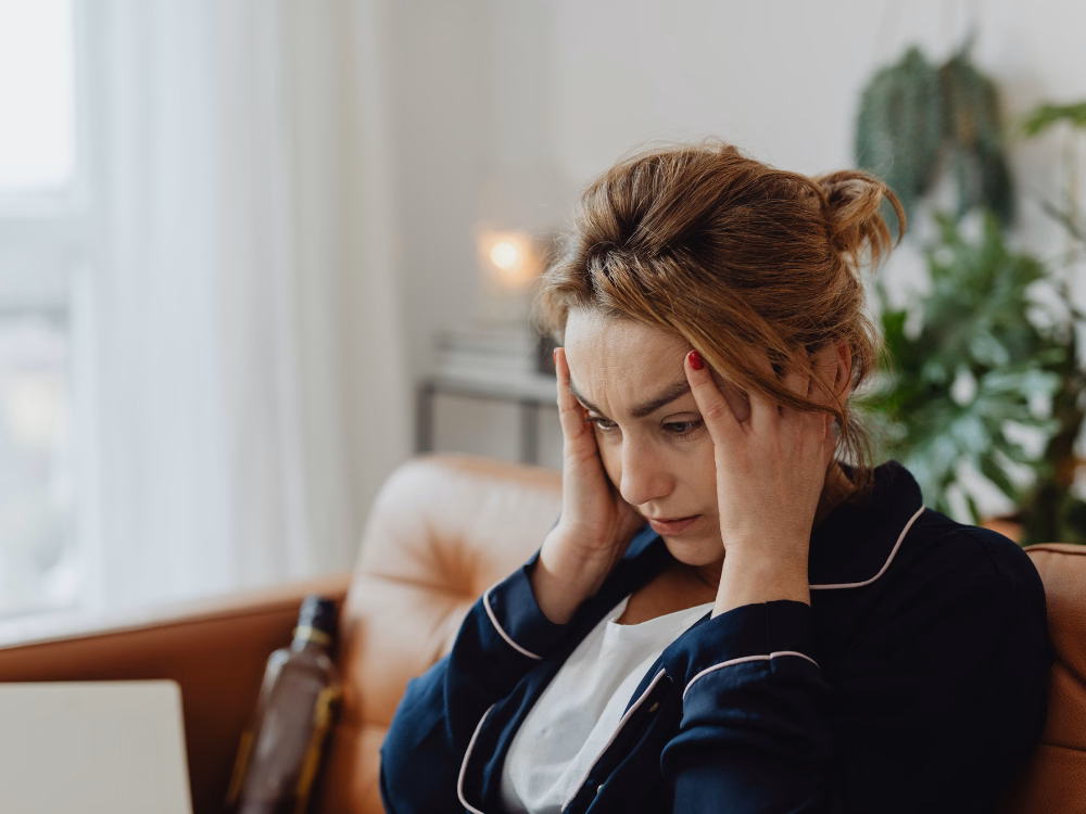 Bác sĩ thăm khám lâm sàng ấn đau vùng hố chậu phải để đánh giá viêm ruột thừa