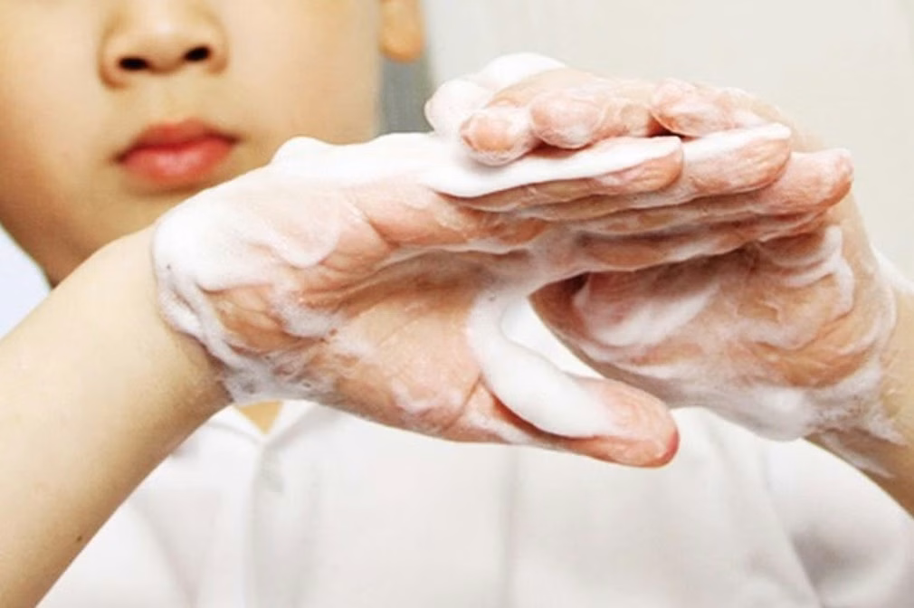 Rửa tay bằng xà phòng và vệ sinh thực phẩm ăn chín uống sôi giúp phòng ngừa hiệu quả bệnh giun sán