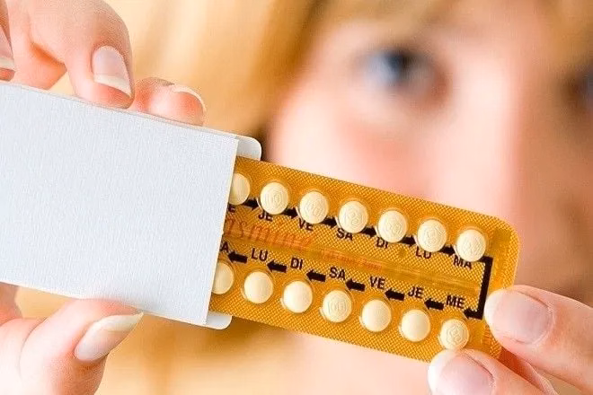 Phụ nữ cầm vỉ thuốc tránh thai hàng ngày có thể tác động đến nội tiết tố và chu kỳ kinh nguyệt
