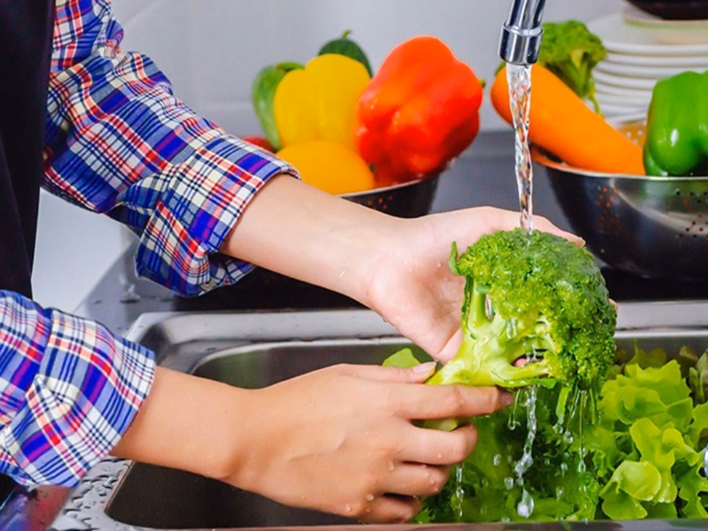 Rửa tay bằng xà phòng và ăn chín uống sôi để phòng ngừa lây nhiễm bệnh lỵ amip