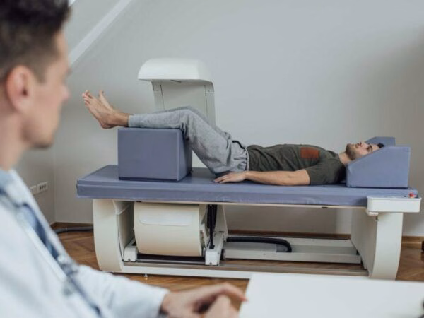 Hướng dẫn các bài tập phục hồi chức năng và duy trì tư thế đúng giúp phòng ngừa gù lưng