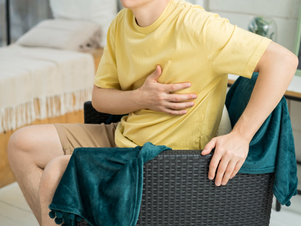 Bác sĩ chuyên khoa tim mạch thực hiện đo điện tâm đồ chẩn đoán bệnh tim