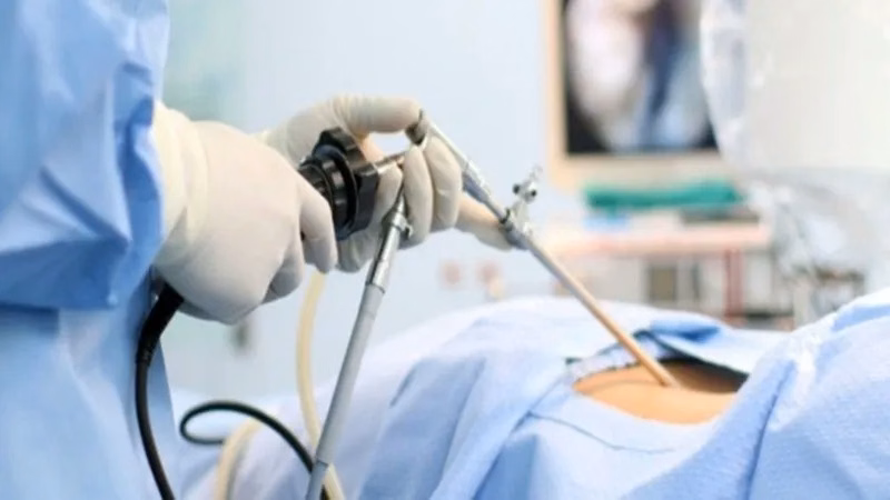 Bác sĩ chuyên khoa tiêu hóa đang thăm khám vùng bụng và tư vấn cho người bệnh