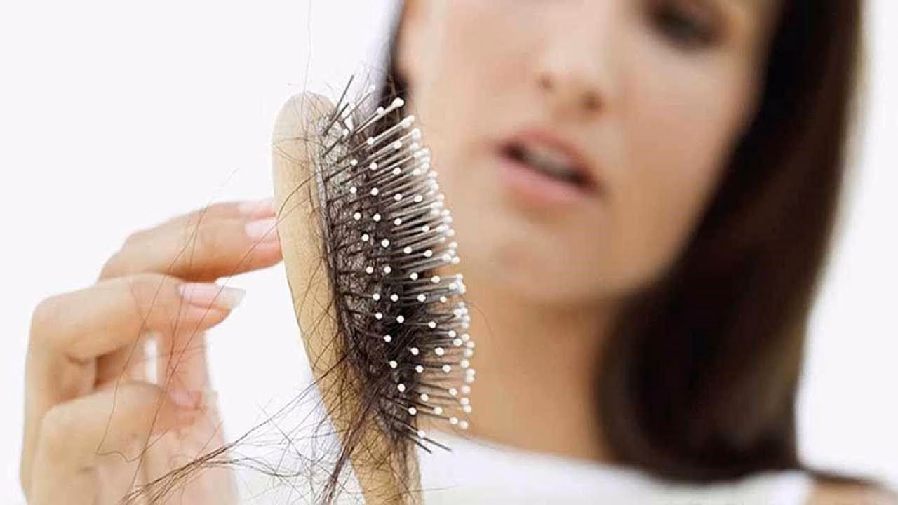 Biểu hiện rụng tóc và nổi mụn trứng cá do rối loạn nội tiết gây mất kinh nguyệt