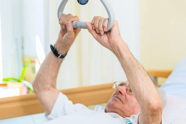 Bác sĩ chuyên khoa thần kinh thăm khám phản xạ vận nhãn và khả năng giữ thăng bằng cho người bệnh