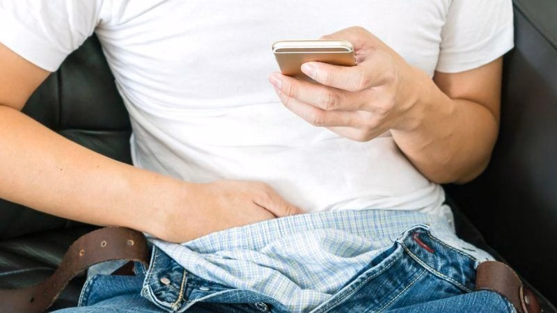 Nam giới kiểm tra bất thường vùng sinh dục và tìm kiếm thông tin tư vấn y khoa