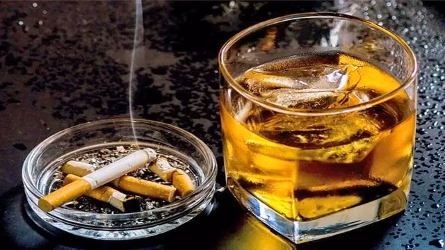 Bác sĩ chuyên khoa nam học đang tư vấn kiểm tra vùng bìu tinh hoàn cho bệnh nhân