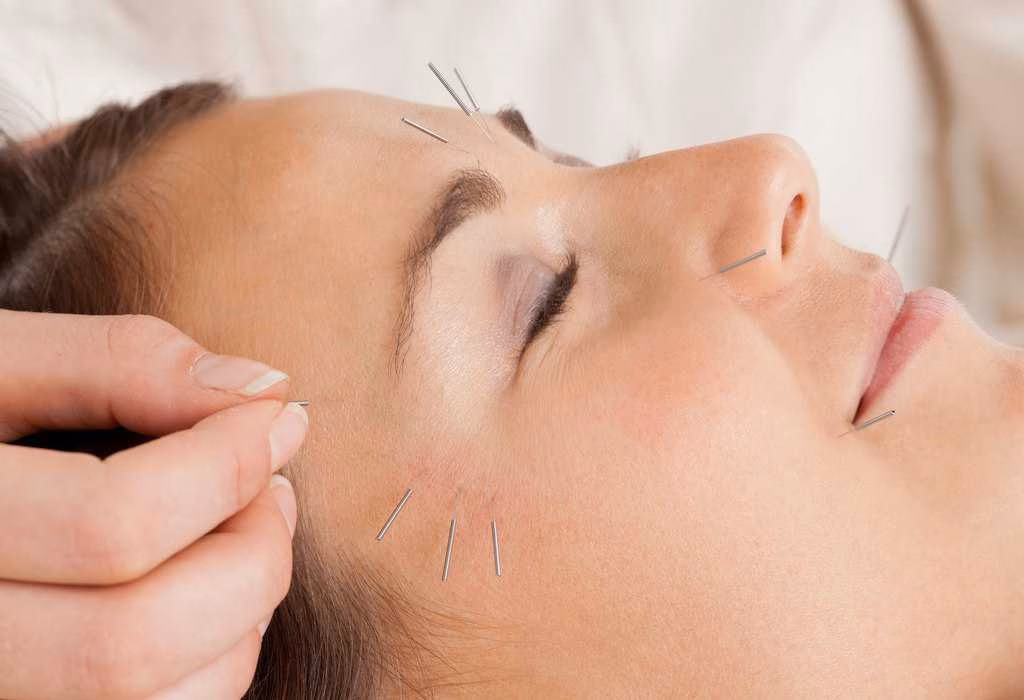 Hình ảnh bác sĩ thăm khám chức năng vận động cơ mặt và đánh giá dây thần kinh số 7