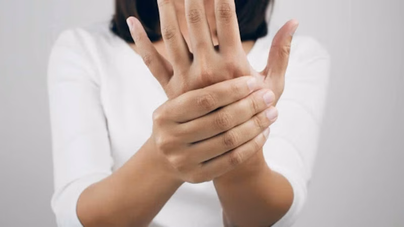 Bác sĩ chuyên khoa tiến hành thăm khám lâm sàng đánh giá phản xạ và trương lực cơ cho người bệnh