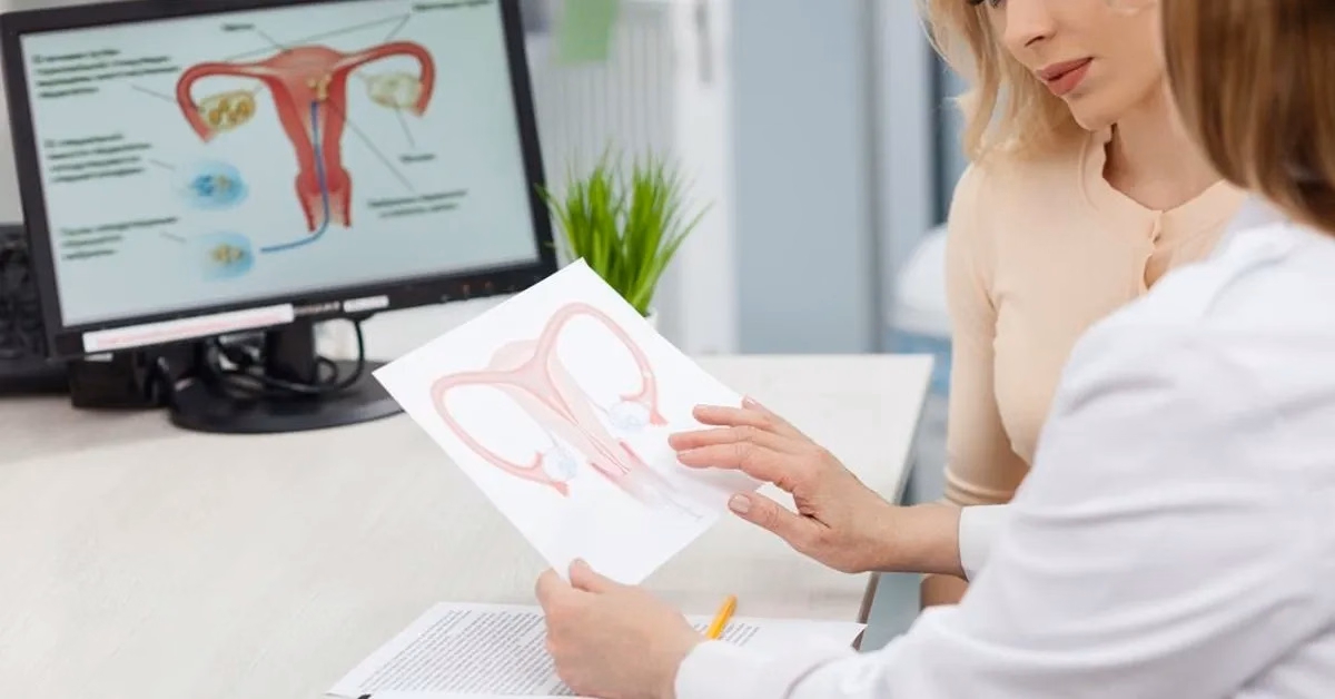 Hình ảnh bác sĩ chuyên khoa tư vấn phương pháp theo dõi và điều trị viêm lộ tuyến cổ tử cung an toàn cho người bệnh