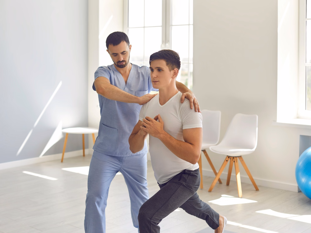 Chuyên viên y tế hướng dẫn người bệnh thực hiện bài tập vật lý trị liệu phục hồi chức năng vận động