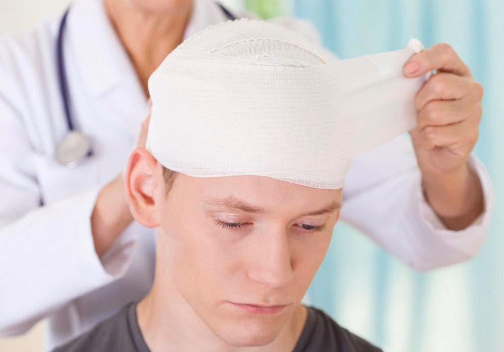 Bác sĩ tiến hành băng bó vết thương vùng đầu và theo dõi phục hồi cho bệnh nhân chấn thương sọ não